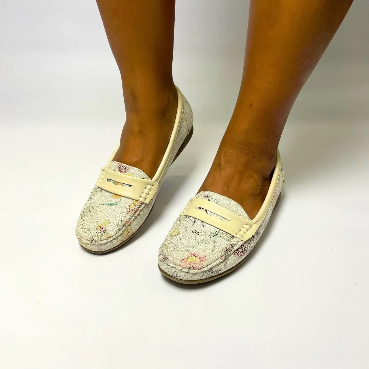 Cushion Walk beige floral moccasin
