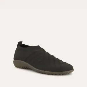 Women's Okahu Slip On Shoes - Medium In Black Knit